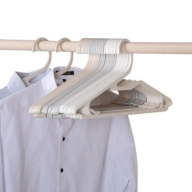 Grucce in Plastica senza Giunture – Set da 10 Appendiabiti Resistenti per Abiti, Vari Colori - N.1 Online
